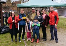 Na zdjęciu osiem osób. W tym dwójka dzieci.  - powiększ