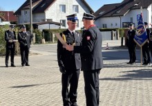 Dwóch strażaków podczas wręczenia dyplomu.  - powiększ