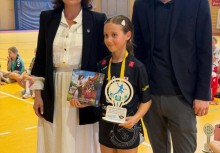 Burmistrz Gminy Żukowo, Dyrektor Ośrodka Kultury i Sportu wraz z młodą zawodniczą trzymającą nagrody.  - powiększ