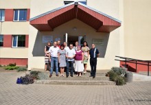 Wspólne zdjęcie przed wejściem do szkoły zawodowej z gospodarzami: od lewej – Pani Zane Štāla, burmistrz Wojciech Kankowski, zastępca Tomasz Szymkowiak, wice mer Balvi Sarmite Cunska, pracownik techniczny szkoły, przewodniczący komisji oświaty radny Tyberiusz Treder, Pani Rita Šubeniece, Kierownik Działu ds. Kształcienia, Kultury i Sportu Samorządu Regionu Balvi Pani Nora Apine, zastępca dyrektora szkoły pani Vineta Muzaļevska oraz przewodniczący komisji komunalnej radny Paweł Koreń - powiększ