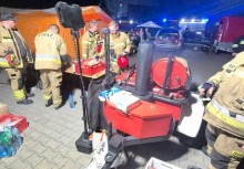 Strażacy w kuchni polowej gotują dla innych strażaków biorących udział w akcji - powiększ