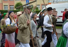 Przedstawiciele Gminy Żukowo w korowodzie dożynkowym - powiększ