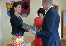 Burmistrz Wojciech Kankowski wręcza akt mianowania nauczycielce Aleksandrze Zahorskiej - powiększ