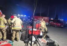 Strażacy gotują w kuchni polowej jedzenie dla innych pracujących przy pożarze - powiększ