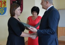 Burmistrz Wojciech Kankowski wręcza akt mianowania nauczycielce Agacie Schmidt - powiększ