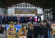 Uroczystości dożynkowe powiatu kartuskiego – scena na stadionie gminnym w Przodkowie - powiększ