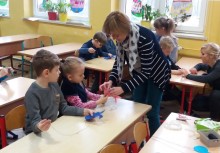 [fot. nadesłane] Wielkanocne zajączki w szkolnych murach żukowskiej „ jedynki” - powiększ