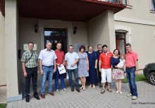 Centrum Biznesu i Turystyki Północnego Rejonu Latgale. Wspólne zdjęcie przed wejściem do szkoły zawodowej z gospodarzami: wraz z przedstawicielami firm z rejonu Balvi stoją, burmistrz Wojciech Kankowski, zastępca Tomasz Szymkowiak, radny Tyberiusz Treder, Wice Mer Balvi Pani Sarmite Cunska, dyrektor Centrum Inta Kalva, radny Paweł Koreń - powiększ