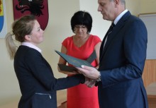 Burmistrz Wojciech Kankowski wręcza akt mianowania nauczycielce Alicji Siebert - powiększ