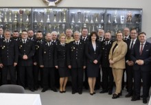 Zdjęcie grupowe. W tle gablota z pucharami. 