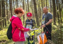 Trzy osoby w lesie patrzą na mapę - powiększ