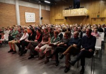 Publiczność na sali Centrum Kultury Spichlerz - powiększ