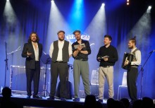 5 muzyków na scenie - powiększ