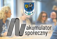 Herb Gminy Żukowo, logo Akumulatora społecznego, w tle kilka osób - powiększ