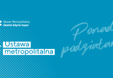 Niebieski baner, na nim logo obszaru metropolitalnego Gdańsk Gdynia Sopot, a także napisy: '#Ustawa metropolitalna' oraz 'Ponad podziałami'   - powiększ