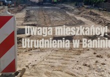 Piasek, remont drogi i słupek biało czerwony