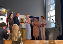 Wręczenie nagrody „Bëlny szkólny” dla Elżbiety Pryczkowskiej – uroczystość z udziałem samorządowców i przedstawicieli Zrzeszenia Kaszubsko-Pomorskiego. - powiększ