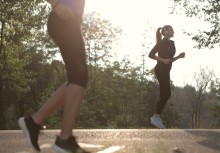Dwie kobiety biegające