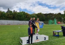 Na najwyższym stopniu podium stoją 3 zawodniczki. Przed podium stoi mężczyzna. fot. GKS Żukowo - powiększ