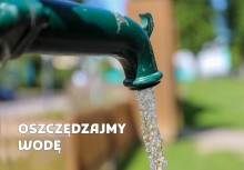 Zdjęcie wody płynącej z kranu oraz napis 'Oszczędzajmy wodę'