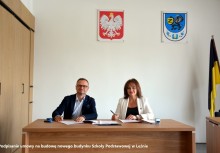 Zdjęcie przedstawia moment podpisania umowy na budowę Szkoły Podstawowej w Leźnie. Na zdjęciu widoczna Burmistrz i mężczyzna podczas podpisania dokumentów.
 - powiększ