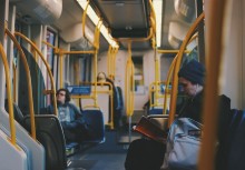 Poranny autobus Małkowo-Żukowo. [fot. www.pexels.com] - powiększ