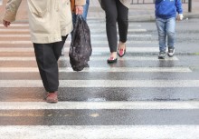 Zdjęcie pięciu osób przechodzących przez przejście dla pieszych