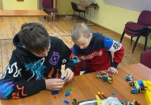  Wspólne budowanie to więcej niż zabawa!
Na zajęciach w świetlicy nie zabrakło konstrukcyjnych wyzwań – dzieci chętnie sięgały po klocki i tworzyły własne światy, rozwijając przy tym wyobraźnię, zdolności manualne i… cierpliwość  - powiększ