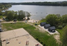 Plac zabaw, boisko do siatkówki plażowej, jezioro - powiększ