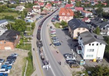 Kondukt żałobny idący ulicami Żukowa, widok z góry - powiększ