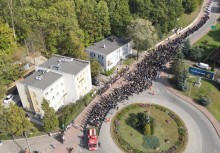 Kondukt żałobny idący ulicami Żukowa, widok z góry - powiększ
