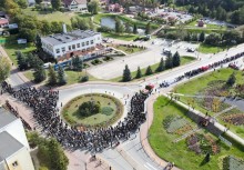Kondukt żałobny idący ulicami Żukowa, widok z góry - powiększ