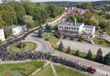 Kondukt żałobny idący ulicami Żukowa, widok z góry