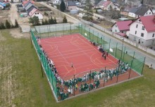 Widok z lotu ptaka na nowe boisko wielofunkcyjne w Leźnie - powiększ