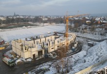 Plac budowy Kaszubskiego Centrum Sportu widziany z góry - powiększ