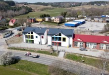 Rozbudowana część szkoły w Borkowie z zewnątrz - powiększ