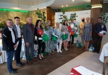 Kilkanaście osób, w tym między innymi laureaci jednego z konkursów konkursu, w sali restauracyjnej Gryf - powiększ
