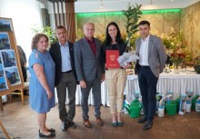 Kilka osób, w tym między innymi sołtys Glincza- I miejsca w konkursie Piękna Wieś etap gminny, w sali restauracyjnej Gryf - powiększ