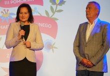 Kobieta i mężczyzna na scenie podczas wydarzenia związanego z haftem kaszubskim; kobieta trzyma mikrofon i przemawia.








 - powiększ