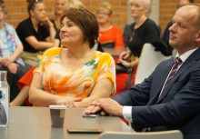 Uczestnicy wydarzenia siedzą przy stole, uważnie słuchając – na pierwszym planie kobieta w kwiecistej bluzce i mężczyzna w garniturze.








 - powiększ