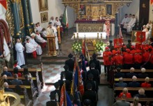 Uroczysta msza święta w kościele pw. Wniebowzięcia NMP w Żukowie z okazji Dnia Strażaka – z udziałem pocztów sztandarowych, strażaków i mieszkańców. ⛪ - powiększ