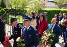 Burmistrz Mariola Żmudzińska, radny Tomasz Pellowski oraz Kierownik ds. komunikacji społecznej uczestniczą w obchodach 234. rocznicy uchwalenia Konstytucji 3 Maja w Żukowie.  - powiększ