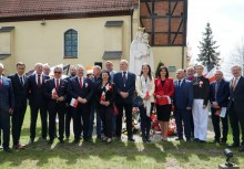 Wspólne zdjęcie przedstawicieli władz samorządowych, radnych i zaproszonych gości przy pomniku Matki Boskiej Królowej Polski podczas obchodów 3 Maja w Żukowie.  - powiększ