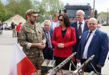 Burmistrz Mariola Żmudzińska wraz z samorządowcami odwiedza stanowisko wojskowe podczas pikniku patriotyczno-militarnego z okazji 3 Maja w Żukowie.  - powiększ
