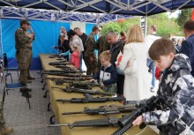 Pokaz sprzętu wojskowego podczas pikniku militarnego z okazji obchodów Święta Konstytucji 3 Maja w Żukowie.  - powiększ