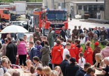Tłumy mieszkańców podczas pikniku patriotyczno-militarnego z okazji 3 Maja w Żukowie – w tle wozy strażackie i wojskowe.  - powiększ