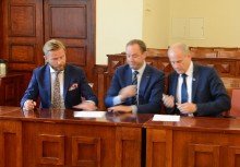 [fot. B.Bujnowska-Kowalska] Dotacja na zakup nowego wozu strażackiego w Leźnie - powiększ