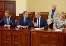 [fot. B.Bujnowska-Kowalska] Dotacja na zakup nowego wozu strażackiego w Leźnie - powiększ