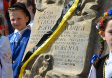 [fot. Wojciech Kruk] Siostry Ptach – obelisk upamiętniający żukowskie hafciarki - powiększ