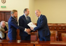[fot. B.Bujnowska-Kowalska] Dotacja na zakup nowego wozu strażackiego w Leźnie - powiększ